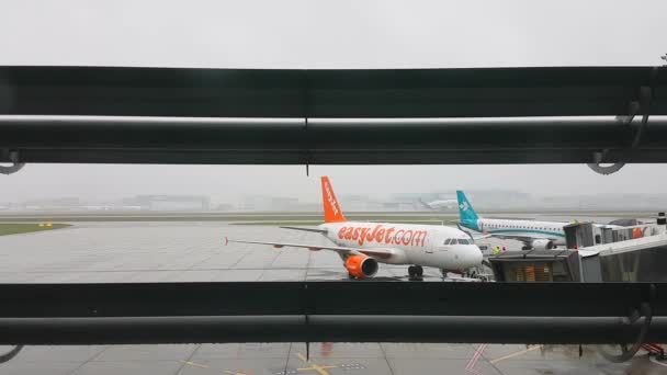 易捷航空飞机在机场 — 图库视频影像