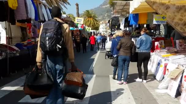 Vendedor de inmigrantes africanos llevan bolsas de lujo falsas — Vídeos de Stock