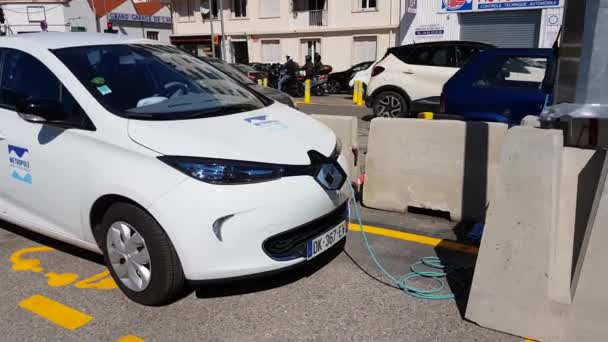 Renault zoe Elektroauto laden auf der Straße — Stockvideo