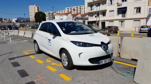 Renault zoe Elektroauto laden in einer Straße im schönen Frankreich — Stockvideo