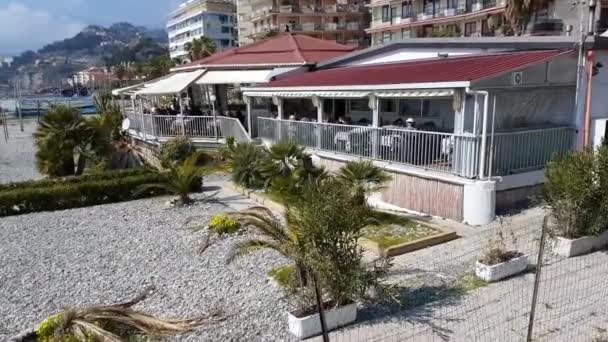 Restauracja na plaży w miejscowości Ventimiglia, Włochy — Wideo stockowe