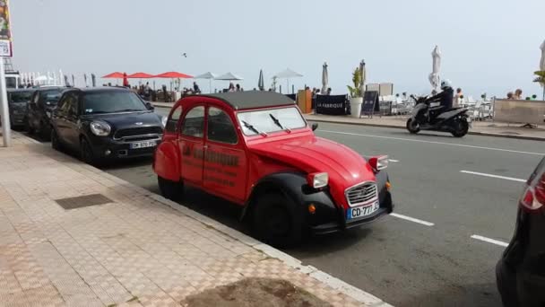 Czerwony Citroen 2CV — Wideo stockowe