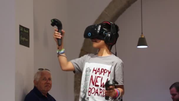 Menino tenta realidade virtual HTC Vive — Vídeo de Stock