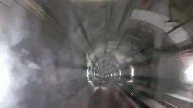 Bir metro tünel üzerinden yüksek hızlı yolculuk