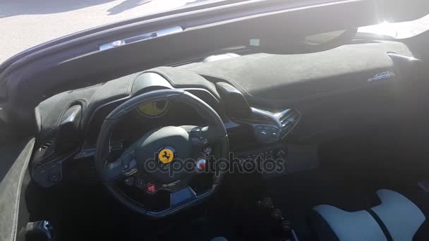 Innerhalb des ferrari 458 speciale a — Stockvideo