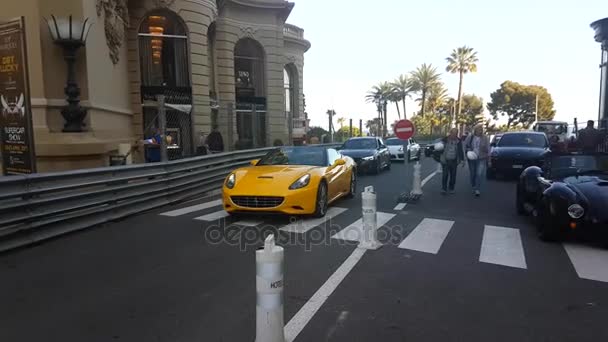 Sárga Ferrari California — Stock videók