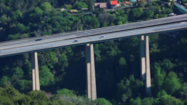 Tilt-Shift-idő telik el az autópálya forgalom A hídon — Stock videók