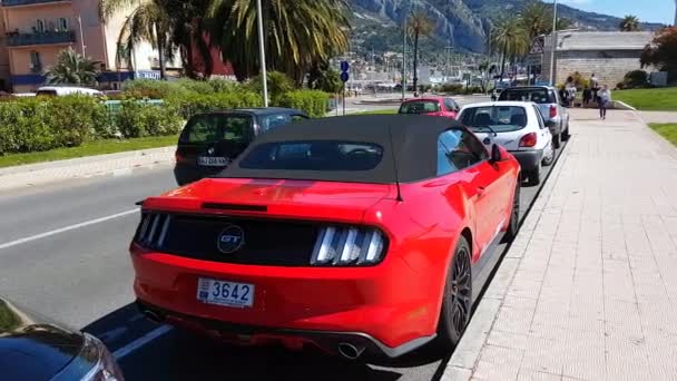 2017 červené Mustang Gt Premium Convertible - pohled zezadu — Stock video