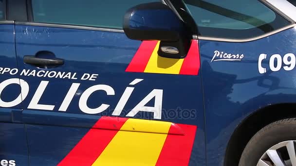 Blå spanska nationella polisbil — Stockvideo