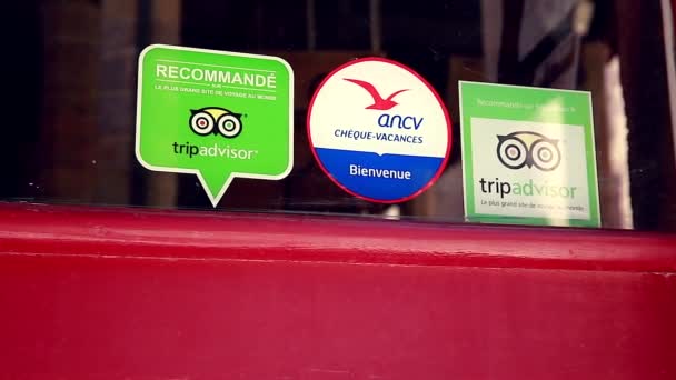 TripAdvisor Stickers op Restaurant venster in Frankrijk — Stockvideo