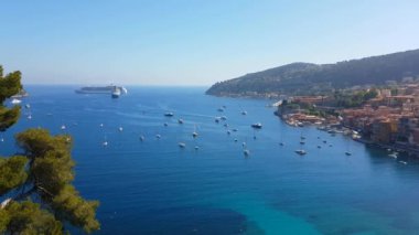 Villefranche-Sur-Mer şehrindeki Akdeniz'in havadan görünümü 