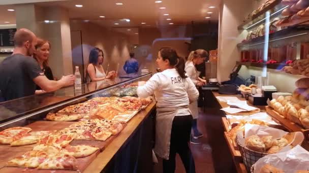 Οι πωλητές πωλούν πίτσα σε πελάτες στην Βενετία — Αρχείο Βίντεο