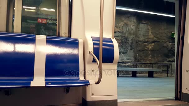 Mavi koltuklar ile Metro bir tren boş vagon — Stok video