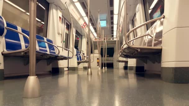 Vagón vacío de un tren de metro con asientos azules — Vídeos de Stock