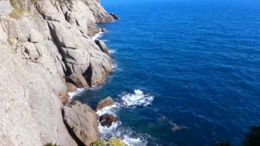 Ligurya Denizi Portofino kayalıklarla dik