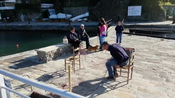 Homem que repara rede de pesca — Vídeo de Stock