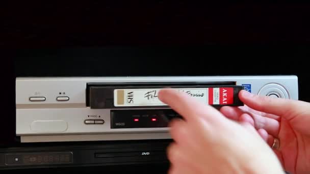 Einfügen einer vhs-Kassette in einen Videoplayer — Stockvideo