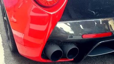 Kırmızı İtalyan spor araba 