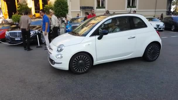 Fiat 500 wit in Monaco — Stockvideo