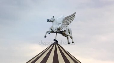 At heykeli atlıkarınca çatısında