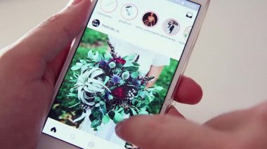 Instagram App kontrol etmek için akıllı telefon kullanan genç kız