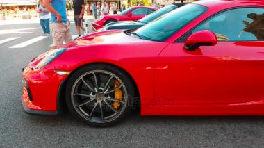 Kırmızı Porsche Cayman Gt4 yan görünüm
