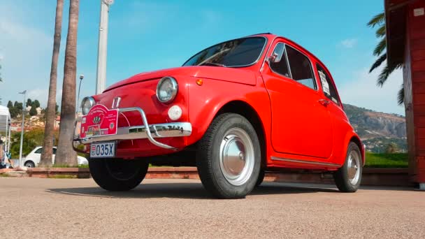 Старий червоний Fiat 500 Л — стокове відео