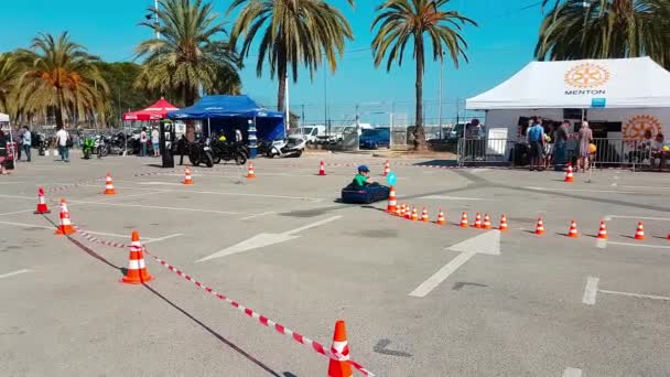 Kleine jongen rijden speelgoedauto — Stockvideo