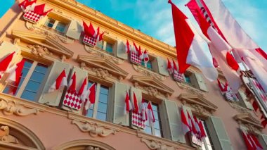 Şu anda her yıl kutlanan 19 Kasım - 4 k birçok ulusal bayrakları Monako bir bina sırasında ulusal gün Monako, Sovereign Prince'nın günü (prensin tatil) cephe üzerinde olduğunu Video 