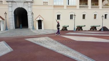 Monaco-Ville, Monaco-19 Kasım 2017: Guard Compagnie des Carabiniers du Prince (prensin Carabiniers şirket) Parading kale Prens Monaco Sarayı - 4 k önünde Video