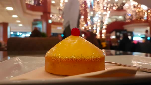 レモンのタルト菓子 クリスマスの装飾 映像とモールでレストランの背景のボケ味のクローズ アップ ビュー — ストック動画