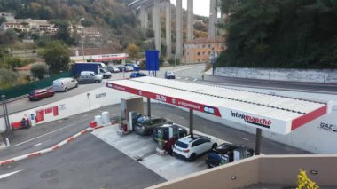 Menton, Fransa - 16 Aralık 2017: Hava görünümünü bir Intermarch benzin istasyonu (benzin, dizel) Menton, Fransız Rivierası'nda. İntermarch genel ticari Fransız süpermarket - 4k marka olduğunu Video