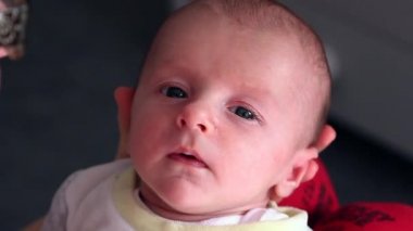Yeni doğan bebek çocuk arıyorsunuz kameraya closeup portresi