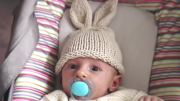Schattige Pasgeboren Baby Boy Met Bunny Hoed — Stockvideo