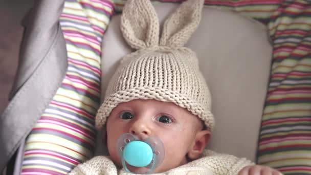 Roztomilé Novorozeně Chlapce Bunny Hat — Stock video