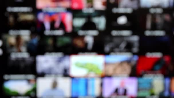 Ψηφιδωτό Από Τηλεοπτικά Κανάλια Επιλέξτε Μεταξύ Των Μικρογραφιών Μια Τηλεόραση — Αρχείο Βίντεο