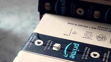 Paris, Fransa, 1 Şubat 2018: Amazon Prime logo (film ve Tv akarsu) karton kutu güvenlik Scotch Tape basılmış görünümü kapatın. Amazon Prime bir ücretli abonelik Servisi tarafından sunulan Amazon.com var. HD Video