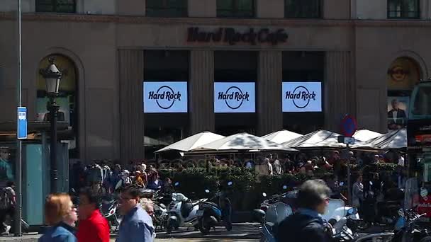 西班牙巴塞罗那 2017年4月8日 人们漫步在巴塞罗那的坚硬岩石咖啡馆餐厅 Plaa 加泰罗尼亚 坚硬岩石咖啡馆公司是一串主题餐馆与191家餐馆在61个国家 2015 — 图库视频影像