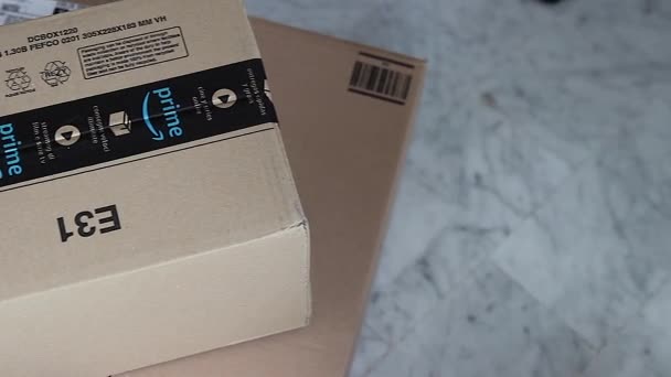 París Francia Febrero 2018 Amazon Cardboard Boxes Amazon Prime Logotipo — Vídeo de stock