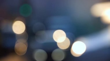 Bulanık şehir trafik ışıkları defocused. Araba yolda gün boyunca hareket.