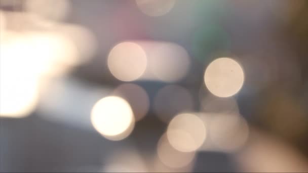 Feux de circulation brouillés déconcentrés de la ville. Déplacement de voitures sur la route pendant la journée 