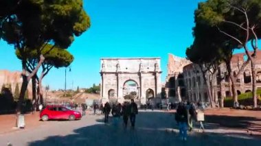 Rome, İtalya - 10 Şubat 2018: Hyperlapse - Timelapse Arch Konstantin, Roma zafer takı ve Colosseum içinde belgili tanımlık geçmiş - 4 k Video