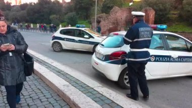 Rome, İtalya - 10 Şubat 2018: İtalyan polis arabaları Coliseum meydanında yolu kapatıyor. Roma polis koruması terörizmle - 4 k Video