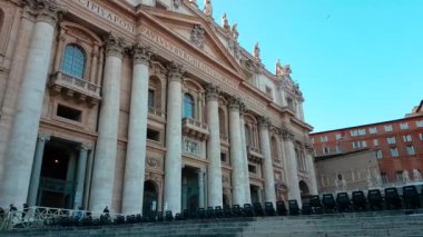 Vatikan Şehri, Vatikan - 11 Şubat 2018: St Peter's Bazilikası'na giriş. Papa'nın St. Peter Bazilikası Vatikan - 4 k bir İtalyan Rönesans kilisede olduğunu Video