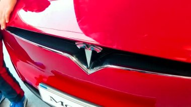 Monte-Carlo, Monaco-18 Şubat 2018: Tesla Motors logo üzerinde kırmızı Model X elektrikli lüks Suv. Yakın çekim Önden Görünüm - 4 k Video