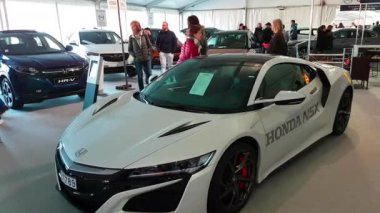 Monte-Carlo, Monaco-18 Şubat 2018: Beyaz Honda Kuzey Amerika'da Siam 2018 (Monaco Otomobil Fuarı) sırasında ekranda Acura Nsx olarak pazarlanan Nsx. Yeni Honda Nsx iki kişilik spor hibrid araba Honda/Acura - 4 k olduğunu Video