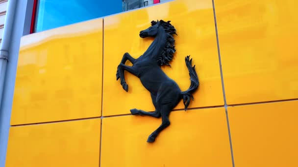 카를로 모나코 2018 페라리 말과가 페라리 텍스트 말이는 상징의 이탈리아 — 비디오