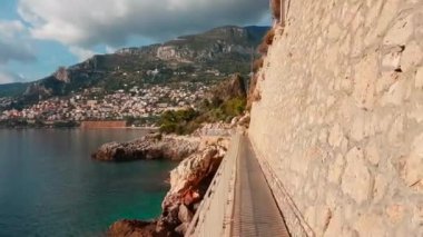 Hızlı hareketli aksiyon Hyperlapse Pov. Fransız Riviera - 4 k Video Akdeniz'de Roquebrune-Cap-Martin üzerinde bir yaya köprüsü üzerinde yürümek