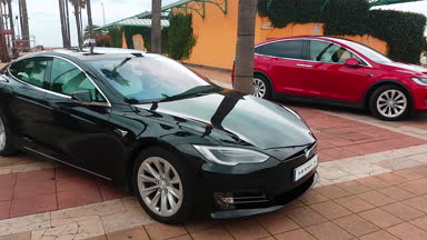 Menton, Fransa - 3 Mart 2018:-lüks siyah Tesla Model S ve kırmızı Tesla Model X elektrikli arabalar Park Meydanı Menton Fransız Riviera - 4 k Video '