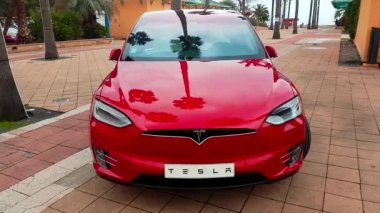 Menton, Fransa - 3 Mart 2018: Menton Fransız Rivierası'nda bir meydanda Park kırmızı Tesla Model X elektrikli araba. Tesla Model X olan bir Luxury Full-Sized Suv, tüm elektrikli Crossover - 4 k Video